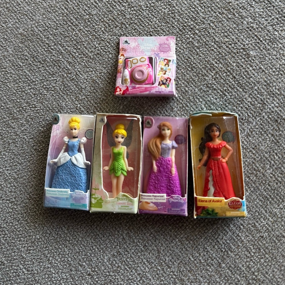 Mini Brands‎